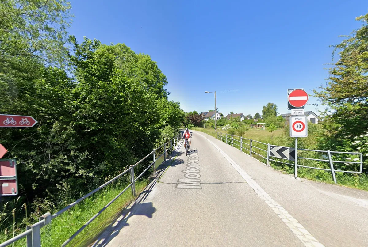 Die Stadt Wetzikon will die Brücke über den Aabach für den motorisierten Verkehr komplett sperren. Zuerst wird sie aber saniert. Man sieht einen Velofahrer auf der Aabach-Brücke.